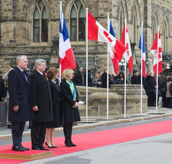 Le Premier ministre Stephen Harper et Mme Laureen Harper ont présenté les honneurs militaires sur la Colline du Parlement. - JPEG